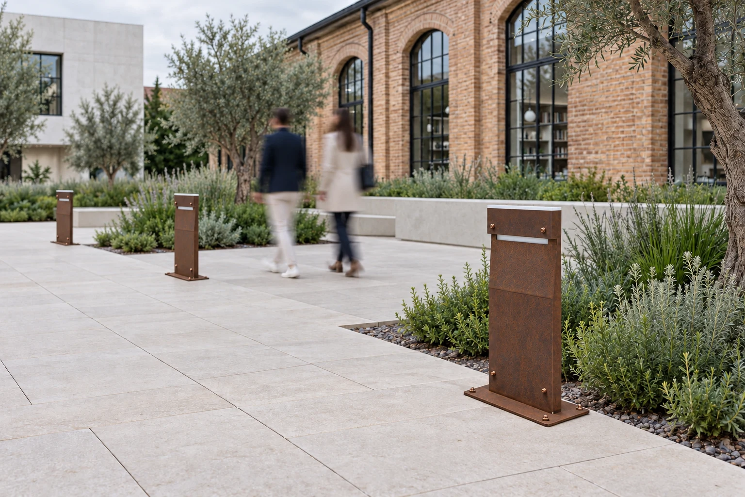 Idea diurna della stessa piazza con bollard DOLMEN base spenti in proposta di finitura corten