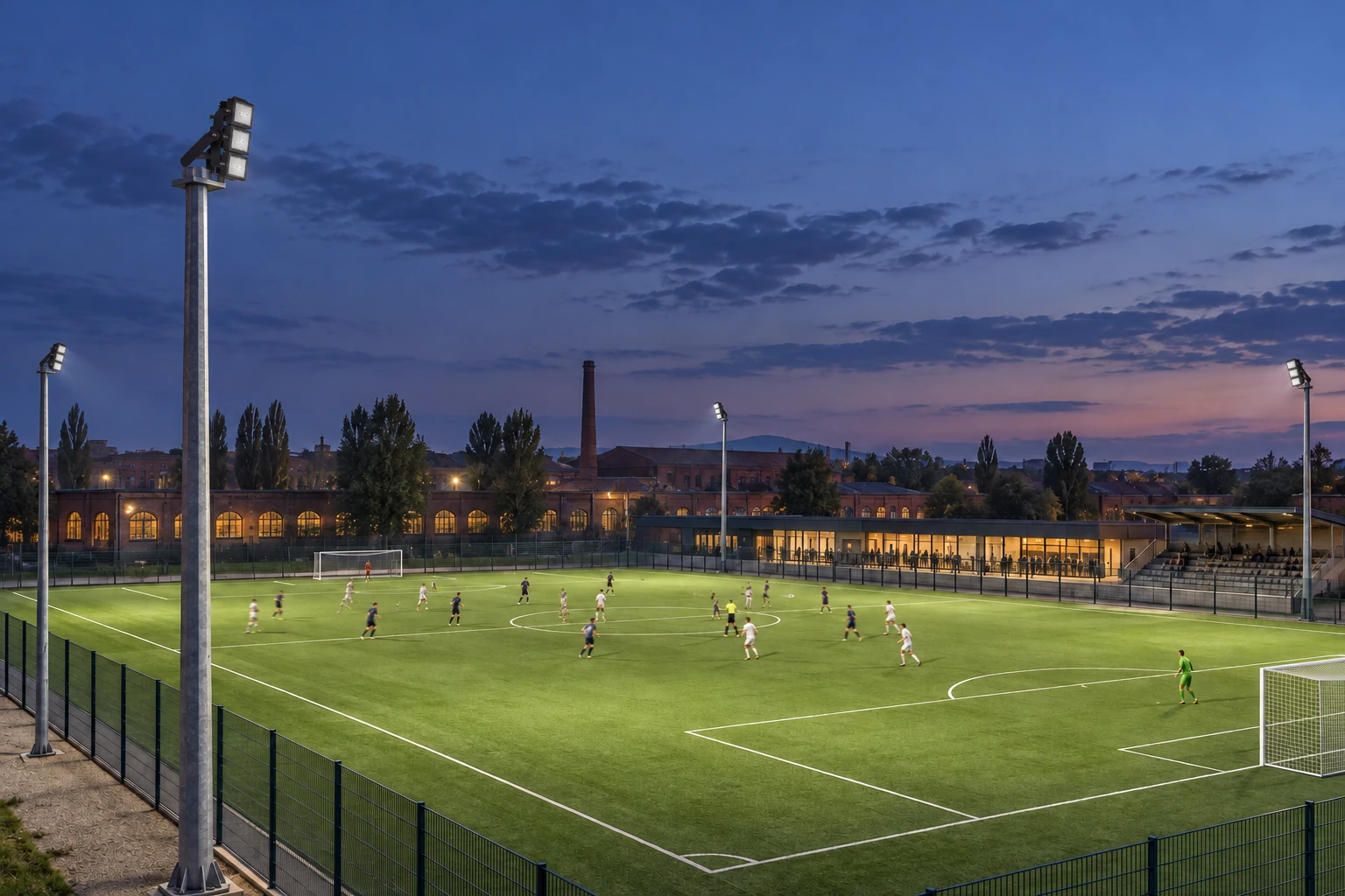 Proposta serale con tre moduli neri sovrapposti su staffa, rivolti verso il campo, secondo la fotografia originale ALIA SPORT. La scena non identifica una potenza, un’ottica, un’altezza di torre o livelli di illuminamento.