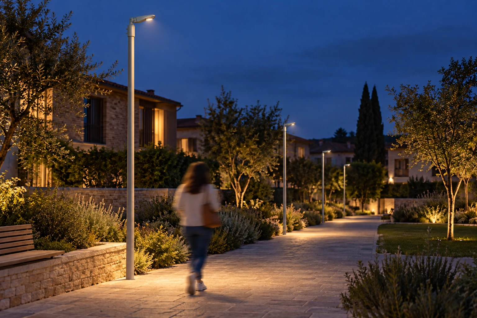 ITALICO20 Mini su palo lungo un percorso residenziale al crepuscolo, con corpo 384 × 251 × 187 mm e luce bianco caldo illustrativa. Il render non identifica potenza, ottica o prestazioni; la scheda originale allegata si riferisce alla distinta configurazione 30W 4000K.