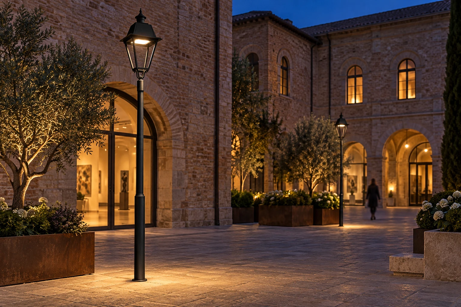 Proposta notturna riferita alla fotografia di famiglia associata a OLDCITY Medium: lanterna aperta e luce verso il pavimento dall’ottica sotto il tetto. Taglia e posa della fornitura richiedono conferma sul disegno del modello.