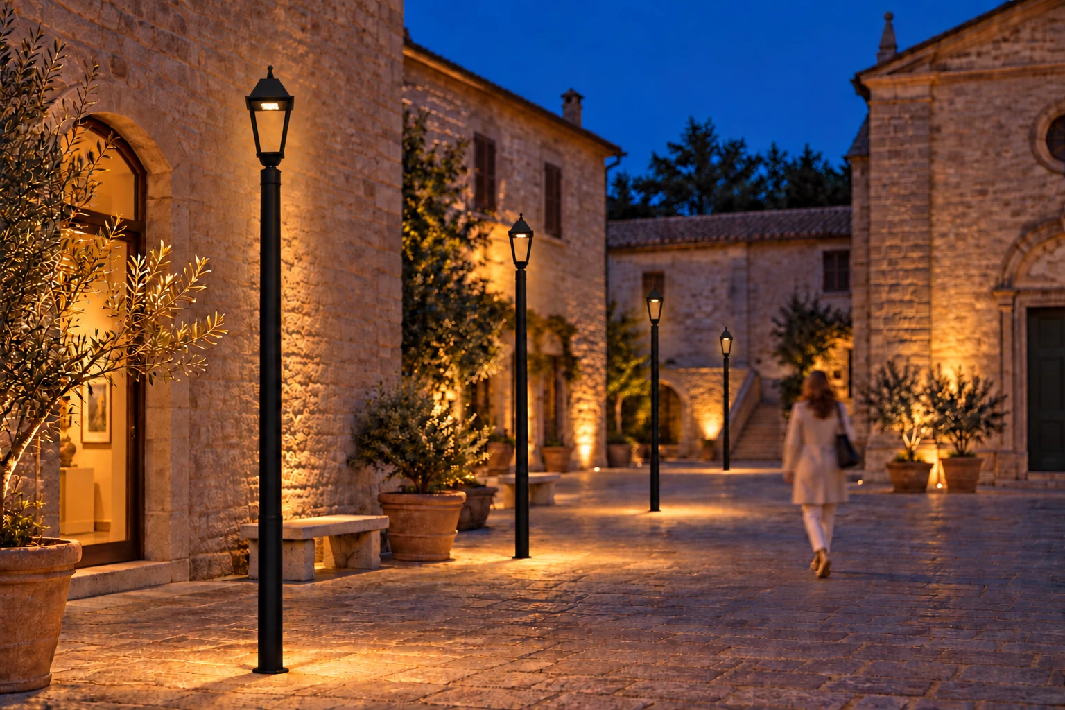 Lanterna aperta con LED sotto il tetto e luce verso il percorso, riferita al Mini d’archivio Rev.00_24: 280 × 280 mm, H600 mm, attacco cimapalo Ø60. Il riferimento non identifica i codici del catalogo corrente, che riporta 270 × 270 mm.