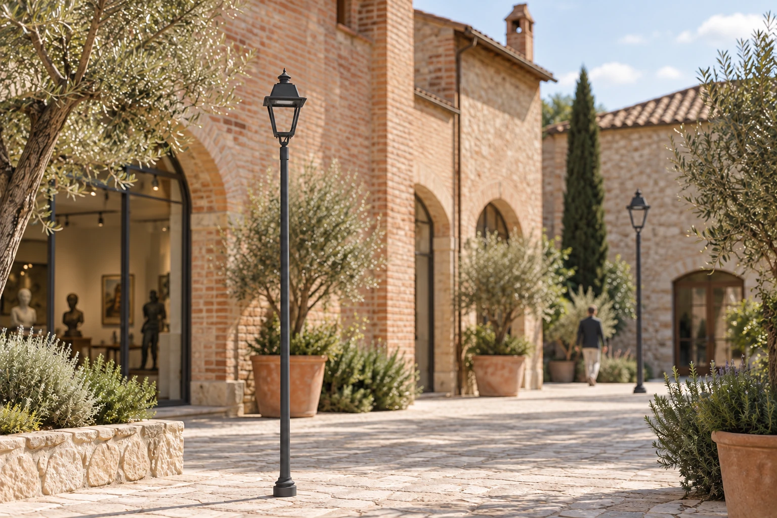 Proposta diurna con lanterna aperta, ottica sotto il tetto e attacco sul palo, riferita alla fotografia di famiglia associata a OLDCITY Small. Taglia, altezza e fissaggi della fornitura richiedono conferma sul disegno del modello.
