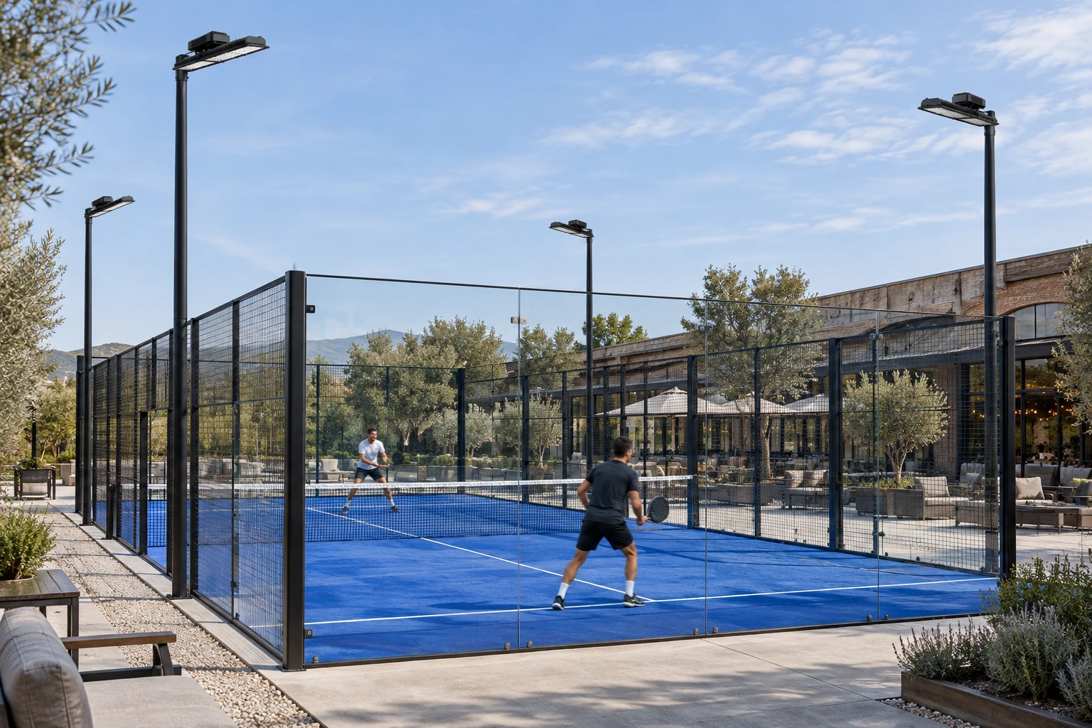 Proposta diurna con PADEL PRO spenti su pali esterni al campo, corpo lineare nero 914 × 145 × 148 mm, dissipatore e vano driver riferiti alla scheda originale. Non identifica una potenza o un’ottica e non rappresenta un risultato illuminotecnico misurato.